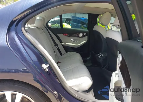 2015 Mercedes-Benz C 300 Luxury/Sport z USA, uszkodzony, nr VIN 55SWF4JB4FU052546